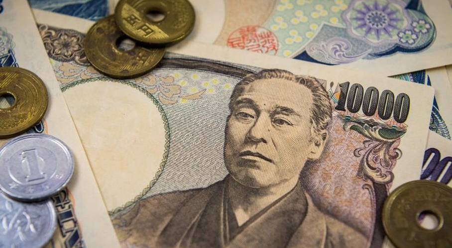 Japan's Central Bank at a Crossroads: Intervention or Rate Hike?